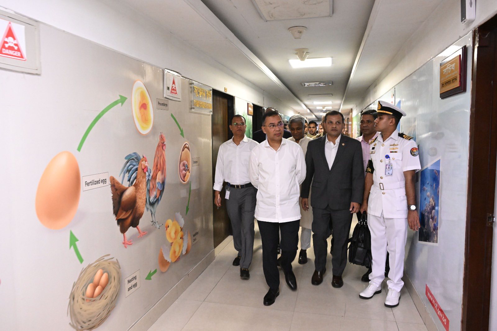 সচিবালয়ে বিভিন্ন মন্ত্রণালয়ে ঝটিকা পরিদর্শনকালে প্রধানমন্ত্রী তারেক রহমান